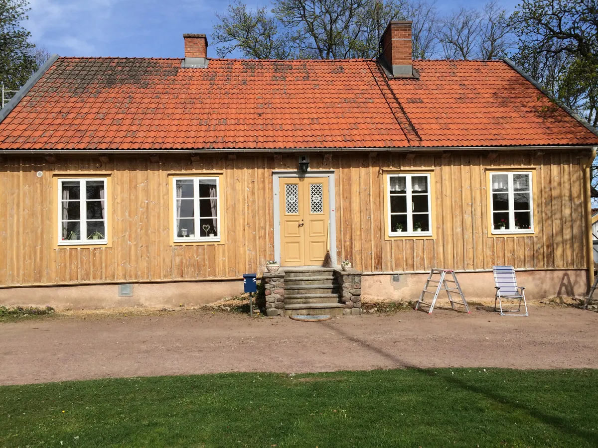 Gult trähus med rött tegeltak